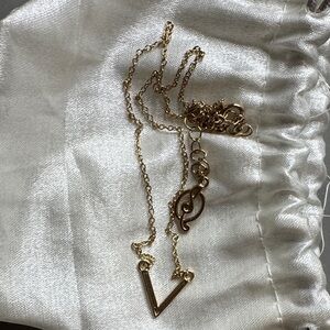 Chic Gold V-Pendant Necklace